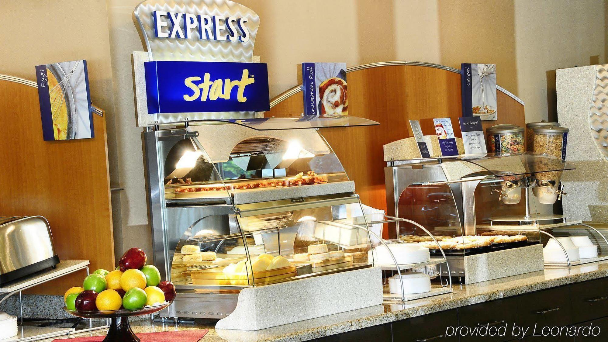 Holiday Inn Express - Delafield By Ihg Екстер'єр фото