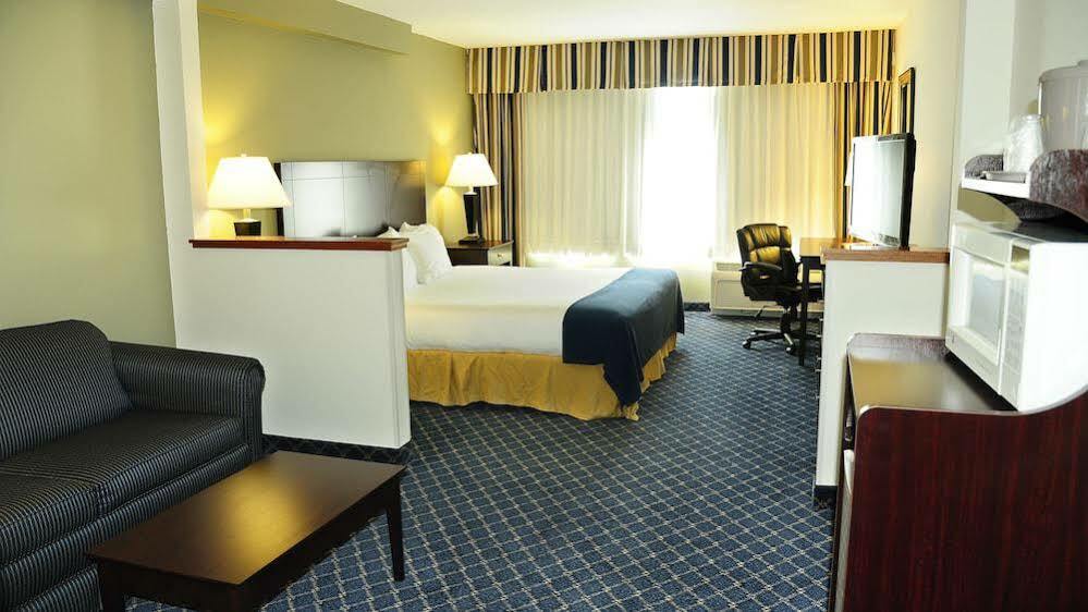 Holiday Inn Express - Delafield By Ihg Екстер'єр фото