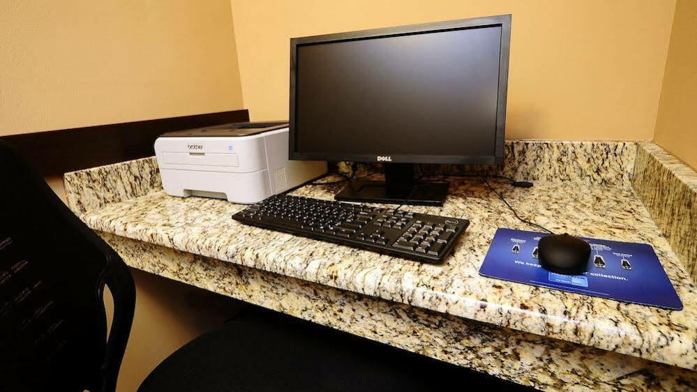 Holiday Inn Express - Delafield By Ihg Екстер'єр фото