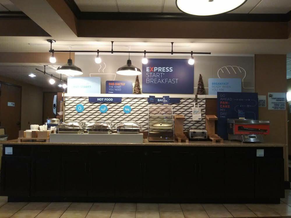 Holiday Inn Express - Delafield By Ihg Екстер'єр фото