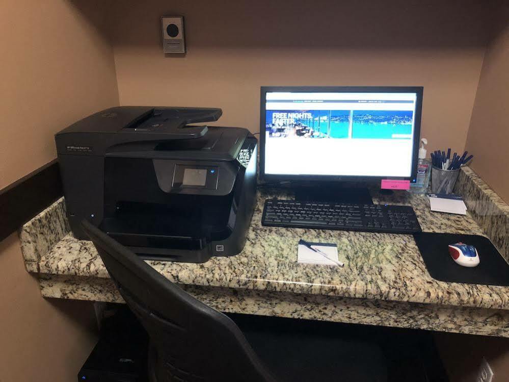 Holiday Inn Express - Delafield By Ihg Екстер'єр фото